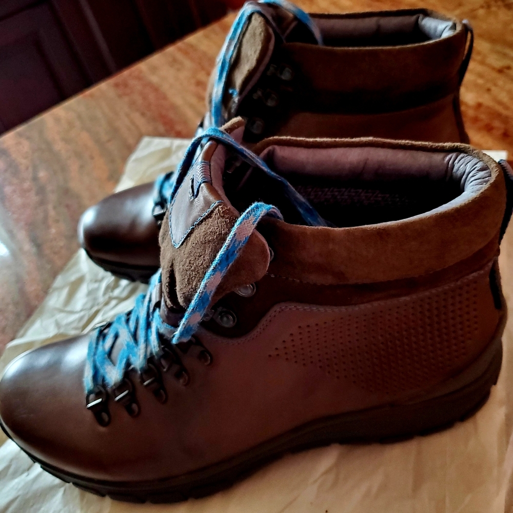 Clarks Women's Brown Leather Boots with Blue Laces - Picture 3 of 9